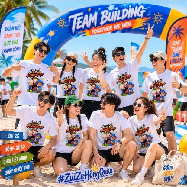Nhóm nhân viên mặc áo phông nhóm in slogan “Zui zẻ hông quạo” khi đi team building – AKOPA