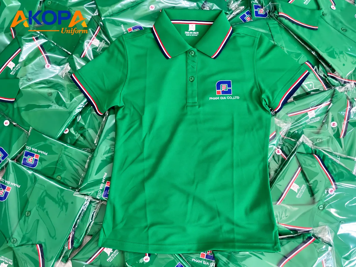 Áo polo đồng phục form nữ màu xanh lá logo ngực – AKOPA