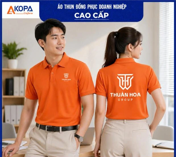 Nam nữ nhân viên mặc áo polo đồng phục màu cam in logo công ty, tập đoàn, mặt trước và mặt sau – AKOPA