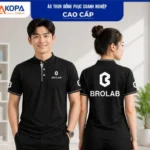 Nam nữ nhân viên mặc áo polo đồng phục màu đen cổ trụ in logo thương hiệu trước ngực và sau lưng, mặt trước và mặt sau – AKOPA