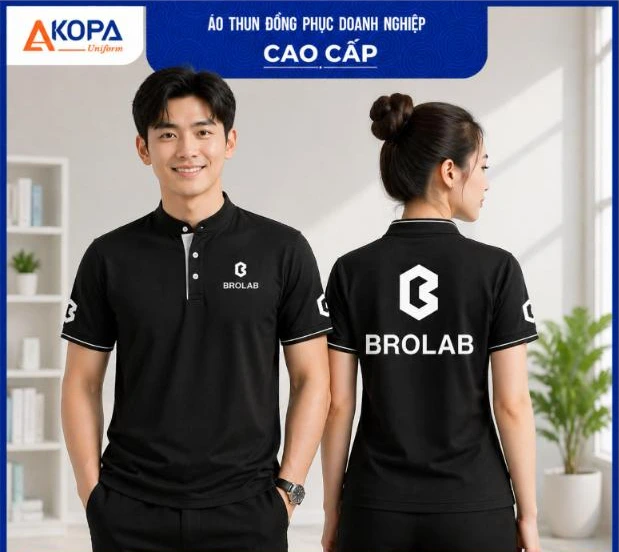 Nam nữ nhân viên mặc áo polo đồng phục màu đen cổ trụ in logo thương hiệu trước ngực và sau lưng, mặt trước và mặt sau – AKOPA