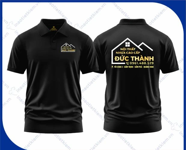 Mẫu áo polo đồng phục màu đen trơn chữ nhũ vàng in logo công ty nội thất, xây dựng, mặt trước và mặt sau – AKOPA