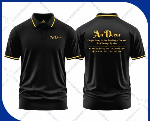 Mẫu áo polo đồng phục màu đen viền vàng in logo dịch vụ trang trí sự kiện, tiệc, mặt trước và mặt sau – AKOPA