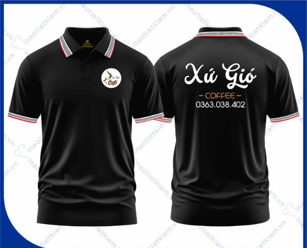 Mẫu áo polo đồng phục màu đen cổ dệt phối đỏ in logo quán cafe, mặt trước và mặt sau – AKOPA