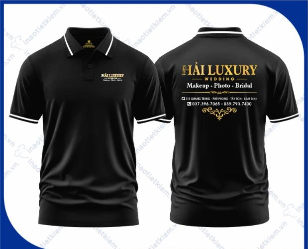 Mẫu áo polo đồng phục màu đen viền trắng, chữ nhũ vàng in logo studio áo cưới, chụp ảnh, mặt trước và mặt sau – AKOPA