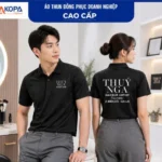Nam nữ nhân viên mặc áo polo đồng phục màu đen in logo tiệm makeup, spa, mặt trước và mặt sau – AKOPA