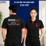 Nam nữ nhân viên mặc áo polo đồng phục màu đen viền đỏ in logo công ty truyền thông, marketing, mặt trước và mặt sau – AKOPA
