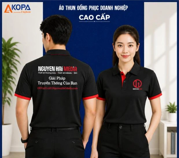 Nam nữ nhân viên mặc áo polo đồng phục màu đen viền đỏ in logo công ty truyền thông, marketing, mặt trước và mặt sau – AKOPA