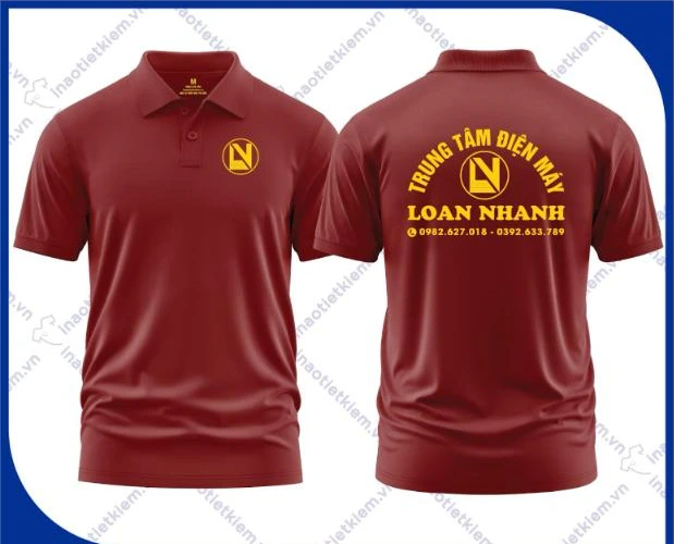Mẫu áo polo đồng phục màu đỏ đô in logo vàng cửa hàng điện máy, mặt trước và mặt sau – AKOPA