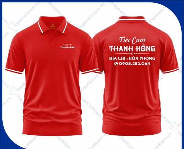 Mẫu áo polo đồng phục màu đỏ viền trắng in logo dịch vụ tiệc cưới, mặt trước và mặt sau – AKOPA
