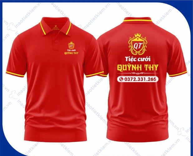 Mẫu áo polo đồng phục màu đỏ viền vàng in logo dịch vụ tiệc cưới, mặt trước và mặt sau – AKOPA