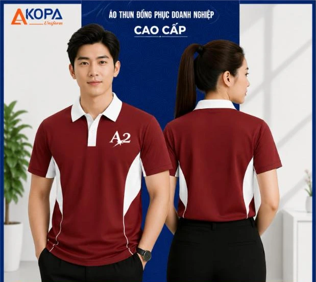 Nam nữ nhân viên mặc áo polo đồng phục màu đỏ đô phối trắng in logo tập thể, lớp học, mặt trước và mặt sau – AKOPA