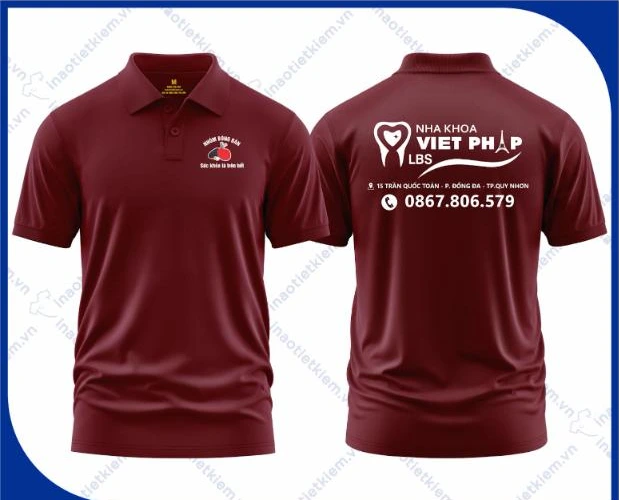 Mẫu áo polo đồng phục màu đỏ đô in logo nha khoa, phòng khám, mặt trước và mặt sau – AKOPA