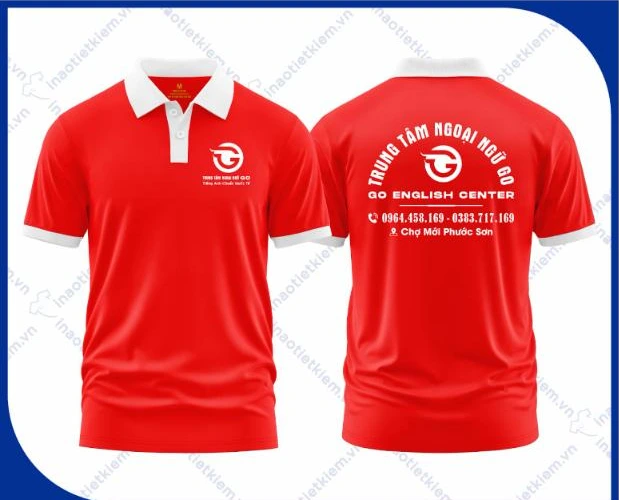 Mẫu áo polo đồng phục màu đỏ cổ trắng in logo trung tâm ngoại ngữ, giáo dục, mặt trước và mặt sau – AKOPA