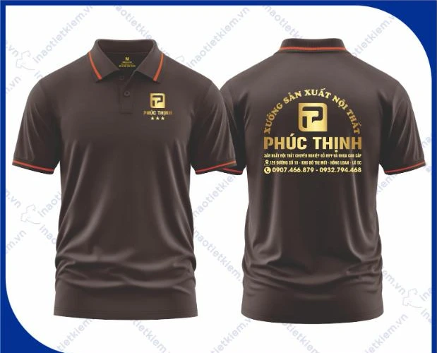 Mẫu áo polo đồng phục màu nâu sô cô la viền cam, logo nhũ vàng in logo công ty nội thất, xây dựng, mặt trước và mặt sau – AKOPA