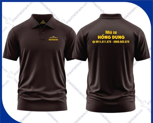 Mẫu áo polo đồng phục màu nâu đậm chữ vàng in logo nhà xe, vận tải hành khách, mặt trước và mặt sau – AKOPA
