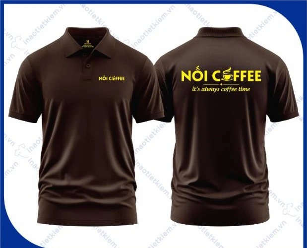 Mẫu áo polo đồng phục màu nâu cà phê chữ vàng in logo quán cafe, mặt trước và mặt sau – AKOPA