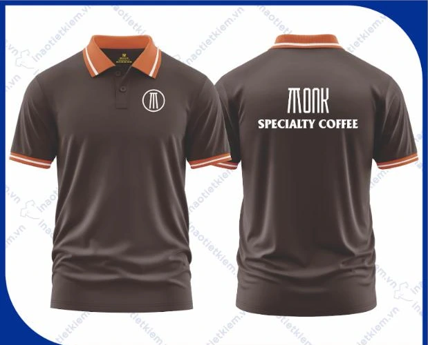 Mẫu áo polo đồng phục màu nâu xám viền cam in logo quán cafe, mặt trước và mặt sau – AKOPA
