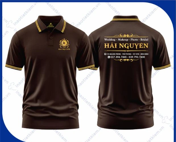 Mẫu áo polo đồng phục màu nâu cà phê viền vàng in logo studio áo cưới, chụp ảnh, mặt trước và mặt sau – AKOPA
