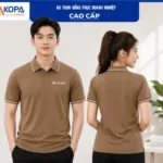 Nam nữ nhân viên mặc áo polo đồng phục màu nâu viền trắng in logo nhỏ trước ngực phong cách tối giản, mặt trước và mặt sau – AKOPA