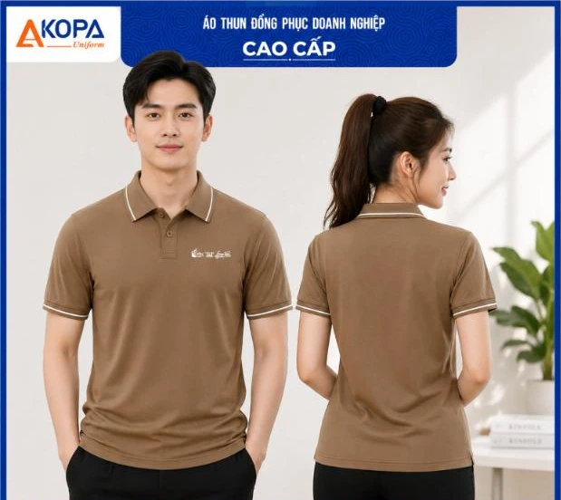 Nam nữ nhân viên mặc áo polo đồng phục màu nâu viền trắng in logo nhỏ trước ngực phong cách tối giản, mặt trước và mặt sau – AKOPA