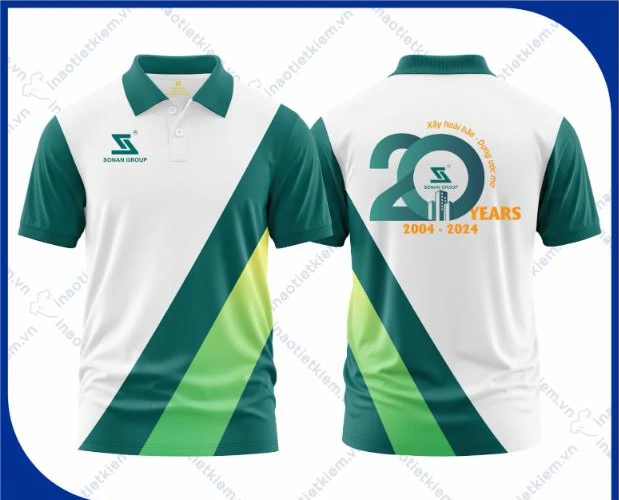 Mẫu áo polo đồng phục màu trắng phối xanh in chuyển nhiệt kỷ niệm 20 năm in logo công ty nội thất, xây dựng, mặt trước và mặt sau – AKOPA