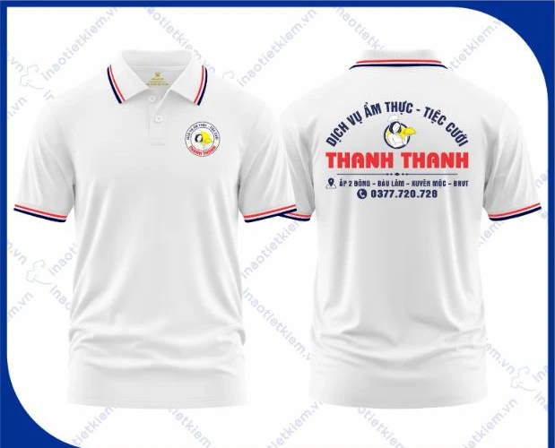Mẫu áo polo đồng phục màu trắng viền cổ xanh đỏ in logo dịch vụ tiệc cưới, mặt trước và mặt sau – AKOPA