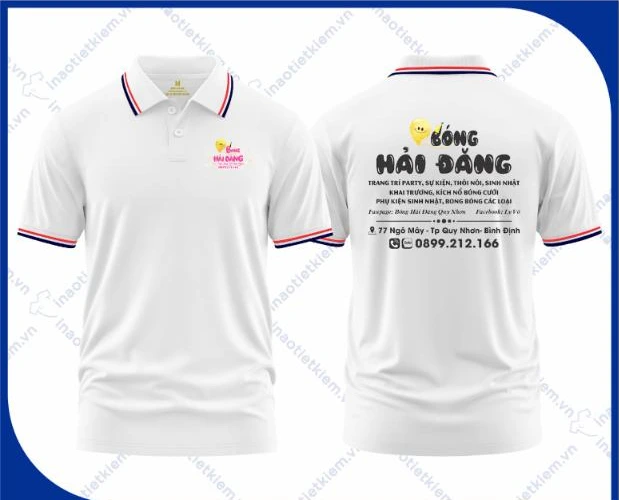 Mẫu áo polo đồng phục màu trắng viền cổ xanh đỏ in logo dịch vụ trang trí sự kiện, tiệc, mặt trước và mặt sau – AKOPA