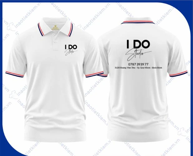 Mẫu áo polo đồng phục màu trắng viền cổ xanh đỏ in logo studio áo cưới, chụp ảnh, mặt trước và mặt sau – AKOPA