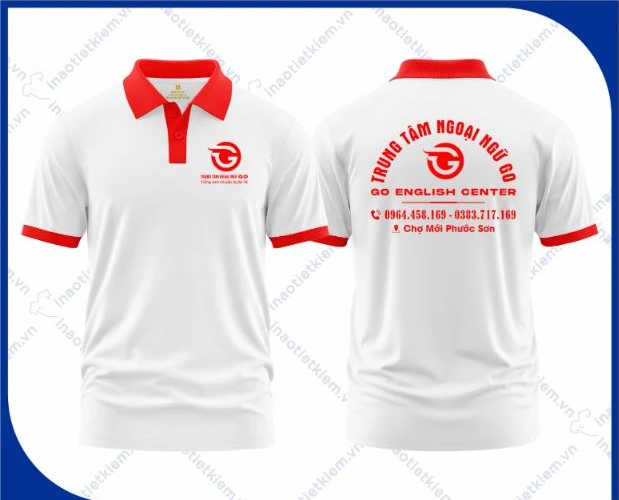 Mẫu áo polo đồng phục màu trắng cổ đỏ in logo trung tâm ngoại ngữ, giáo dục, mặt trước và mặt sau – AKOPA