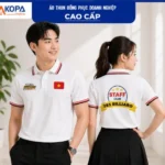 Nam nữ nhân viên mặc áo polo đồng phục màu trắng viền đỏ đen in logo câu lạc bộ billiard, mặt trước và mặt sau – AKOPA