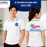 Nam nữ nhân viên mặc áo polo đồng phục màu trắng viền xanh in logo họp lớp 45 năm “Ngày trở về”, mặt trước và mặt sau – AKOPA