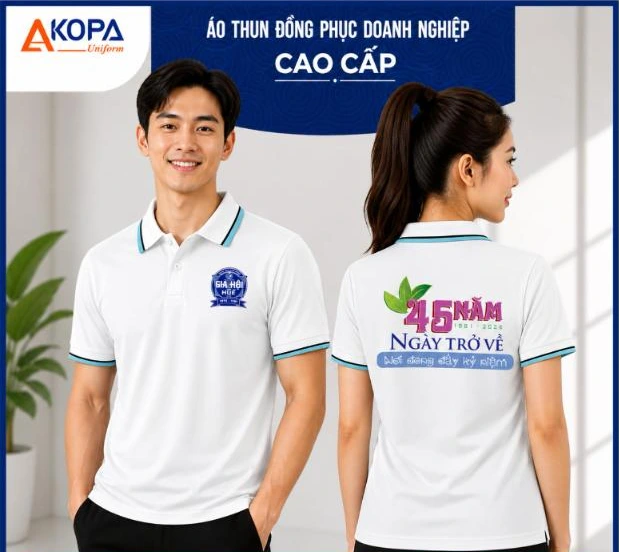 Nam nữ nhân viên mặc áo polo đồng phục màu trắng viền xanh in logo họp lớp 45 năm “Ngày trở về”, mặt trước và mặt sau – AKOPA