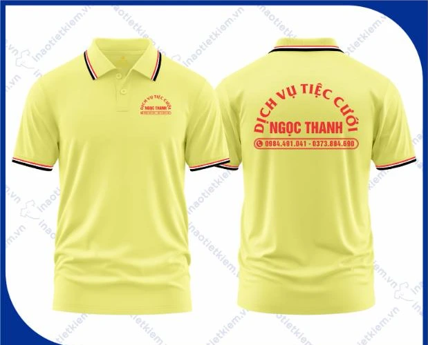 Mẫu áo polo đồng phục màu vàng nhạt viền cổ đen đỏ in logo dịch vụ tiệc cưới, mặt trước và mặt sau – AKOPA
