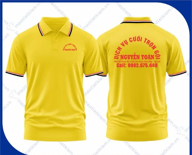 Mẫu áo polo đồng phục màu vàng viền đen đỏ in logo dịch vụ tiệc cưới, mặt trước và mặt sau – AKOPA