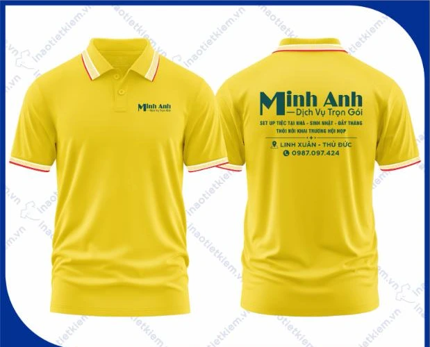 Mẫu áo polo đồng phục màu vàng viền cổ đỏ trắng in logo dịch vụ trang trí sự kiện, tiệc, mặt trước và mặt sau – AKOPA