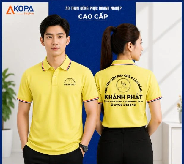 Nam nữ nhân viên mặc áo polo đồng phục màu vàng viền cổ phối màu in logo cửa hàng nguyên liệu pha chế, làm bánh, mặt trước và mặt sau – AKOPA