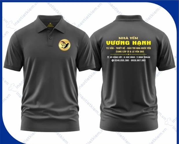 Mẫu áo polo đồng phục màu xám đậm (xám lông chuột) chữ vàng in logo cửa hàng yến sào, mặt trước và mặt sau – AKOPA