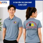 Nam nữ nhân viên mặc áo polo đồng phục màu xám xanh viền đỏ in logo cửa hàng điện lạnh, mặt trước và mặt sau – AKOPA