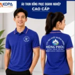 Nam nữ nhân viên mặc áo polo đồng phục màu xanh bích viền đỏ trắng in logo công ty sản xuất, mặt trước và mặt sau – AKOPA