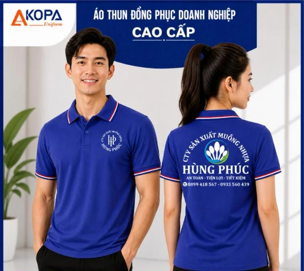 Nam nữ nhân viên mặc áo polo đồng phục màu xanh bích viền đỏ trắng in logo công ty sản xuất, mặt trước và mặt sau – AKOPA