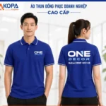 Nam nữ nhân viên mặc áo polo đồng phục màu xanh bích viền trắng in logo công ty decor, nội thất, mặt trước và mặt sau – AKOPA