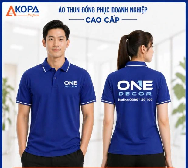 Nam nữ nhân viên mặc áo polo đồng phục màu xanh bích viền trắng in logo công ty decor, nội thất, mặt trước và mặt sau – AKOPA