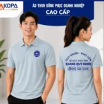 Nam nữ nhân viên mặc áo polo đồng phục màu xanh da trời nhạt in logo dịch vụ du lịch, chụp ảnh, mặt trước và mặt sau – AKOPA