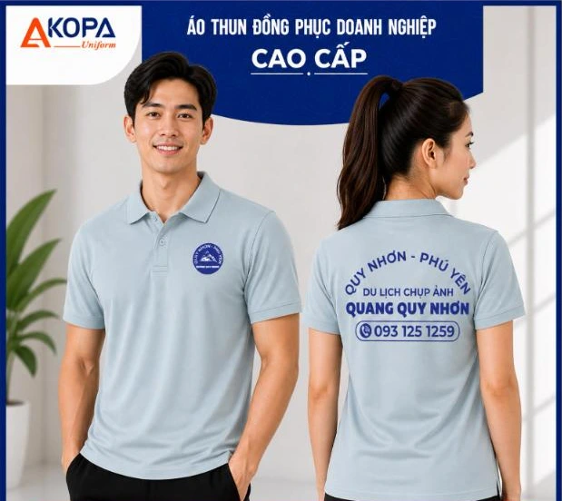 Nam nữ nhân viên mặc áo polo đồng phục màu xanh da trời nhạt in logo dịch vụ du lịch, chụp ảnh, mặt trước và mặt sau – AKOPA
