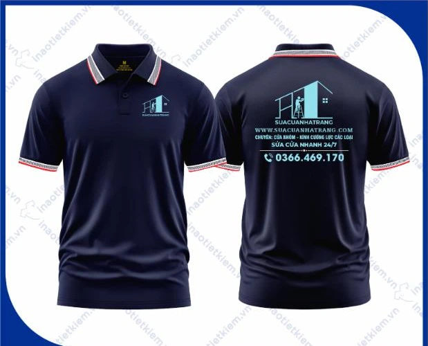 Mẫu áo polo đồng phục màu xanh đen cổ dệt phối đỏ in logo công ty nội thất, xây dựng, mặt trước và mặt sau – AKOPA