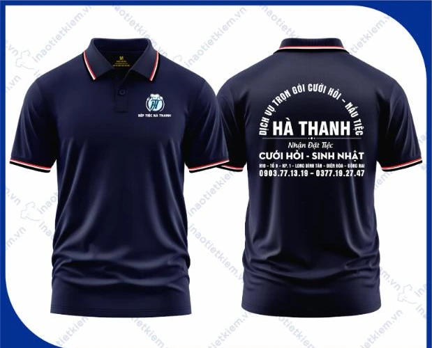 Mẫu áo polo đồng phục màu xanh đen viền đỏ trắng in logo dịch vụ tiệc cưới, mặt trước và mặt sau – AKOPA