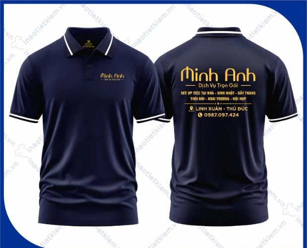 Mẫu áo polo đồng phục màu xanh đen viền trắng, chữ vàng in logo dịch vụ trang trí sự kiện, tiệc, mặt trước và mặt sau – AKOPA