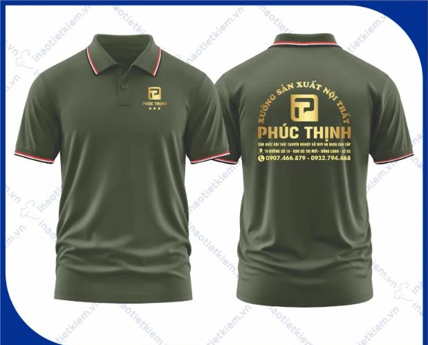 Mẫu áo polo đồng phục màu xanh rêu ô liu viền cổ đỏ trắng, logo nhũ vàng in logo công ty nội thất, xây dựng, mặt trước và mặt sau – AKOPA