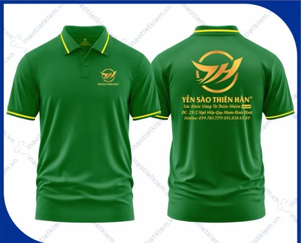 Mẫu áo polo đồng phục màu xanh lá viền vàng, logo nhũ vàng in logo cửa hàng yến sào, mặt trước và mặt sau – AKOPA